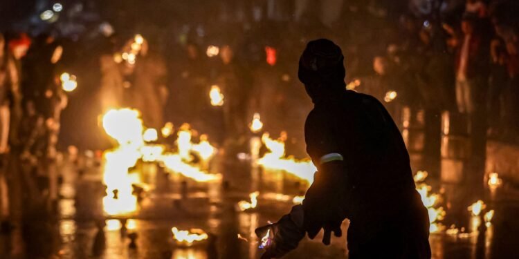 Salvadoreños reviven las Bolas de Fuego de Nejapa, una tradición que cumple 104 años
