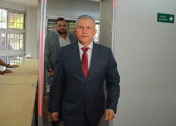Exjefe del ejército de Honduras enfrentará proceso judicial en libertad por incitación a la discriminación de periodistas
