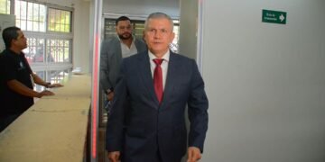 Exjefe del ejército de Honduras enfrentará proceso judicial en libertad por incitación a la discriminación de periodistas