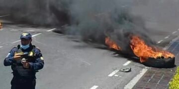 Bloqueos en Guatemala acaban en enfrentamientos con policías y vandalismo en negocios