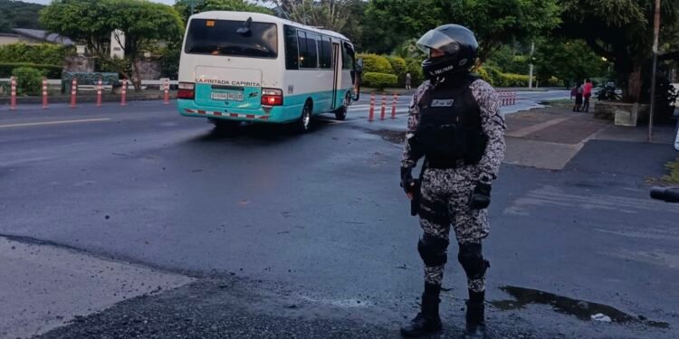 Policía de Panamá evalúa imponer toque de queda en Veracruz, Arraiján