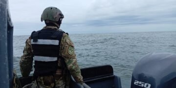 Rescatan a 18 personas tras hundimiento de embarcación en Panamá