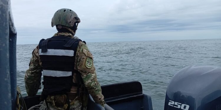 Rescatan a 18 personas tras hundimiento de embarcación en Panamá