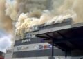 Incendio consume parte de centro comercial en San José, Costa Rica, y obliga a cerrar accesos
