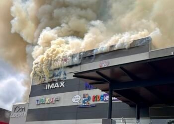 Incendio consume parte de centro comercial en San José, Costa Rica, y obliga a cerrar accesos