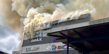 Incendio consume parte de centro comercial en San José, Costa Rica, y obliga a cerrar accesos