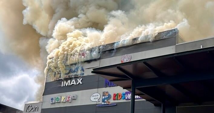 Incendio consume parte de centro comercial en San José, Costa Rica, y obliga a cerrar accesos