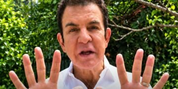 Excandidato hondureño Nasralla intenta desmarcarse de millonaria multa y vuelve a denunciar un complot en su contra
