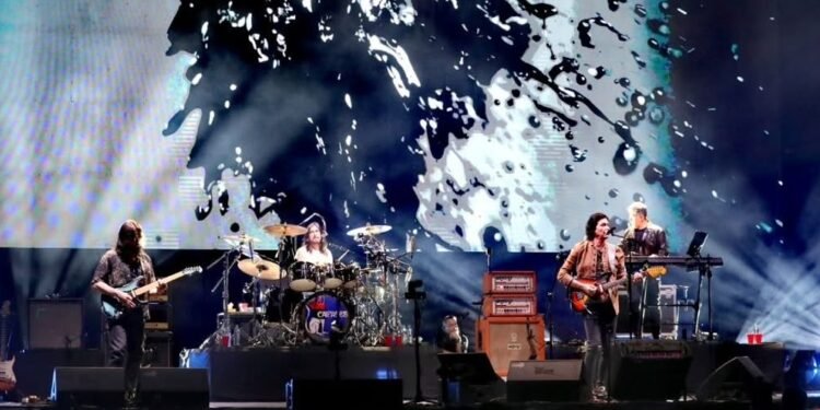 Caifanes vuelve a El Salvador y convierte su música en un puente entre generaciones