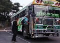 Transportistas de El Salvador alertan de crisis financiera por alza de combustibles y pagos pendientes de subsidios