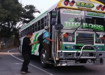 Transportistas de El Salvador alertan de crisis financiera por alza de combustibles y pagos pendientes de subsidios