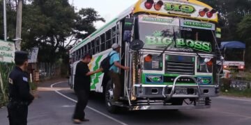 Transportistas de El Salvador alertan de crisis financiera por alza de combustibles y pagos pendientes de subsidios