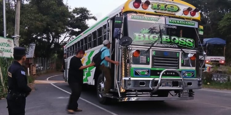 Transportistas de El Salvador alertan de crisis financiera por alza de combustibles y pagos pendientes de subsidios