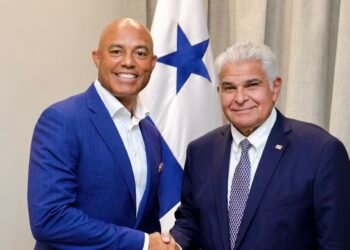 Presidente Mulino se reúne con el astro del béisbol Mariano Rivera para abordar empleo e inversión en el deporte en Panamá