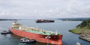 Buque surcoreano paga récord de $5.3 millones para cruzar el Canal de Panamá