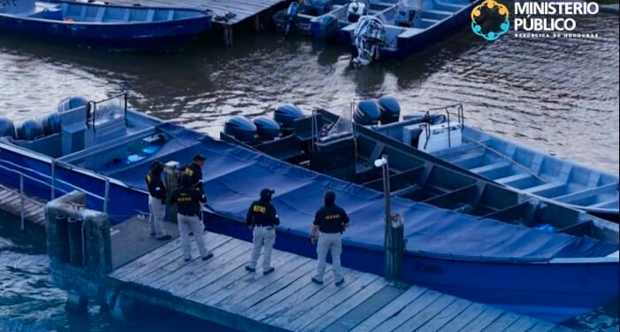 Ministerio Público de Honduras anuncia decomiso de 17 fardos de supuesta droga y detiene a cinco personas en el Caribe