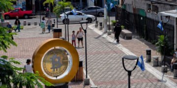 Bitcoin cumple 5 años en El Salvador: 76.2 % de la población nunca lo ha usado