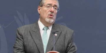 Arévalo pide eliminar barreras contra pueblos indígenas en Guatemala
