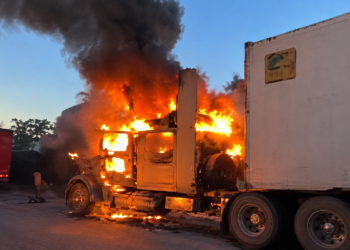 Incendian un camión durante bloqueo en una carretera de Guatemala