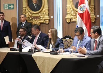 Universitarios costarricenses marchan por el Fondo Especial, mientras el gobierno propone no aumentarlo en 2027