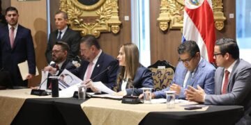 Universitarios costarricenses marchan por el Fondo Especial, mientras el gobierno propone no aumentarlo en 2027
