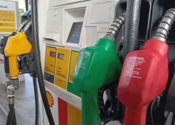 Presidente guatemalteco firma la ley que elimina temporalmente impuestos a combustibles hasta diciembre