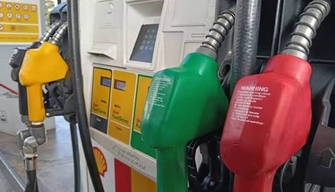 Presidente guatemalteco firma la ley que elimina temporalmente impuestos a combustibles hasta diciembre