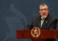 Mandatario de Guatemala propone precio máximo de $5.11 para el diésel en medio de reclamos por alzas en combustibles