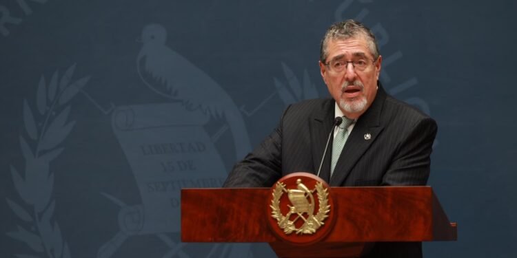Mandatario de Guatemala propone precio máximo de $5.11 para el diésel en medio de reclamos por alzas en combustibles
