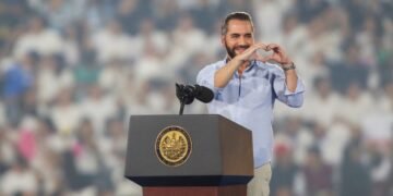 Bukele acusa a El País de España de difundir información falsa sobre las reservas de bitcoin de El Salvador
