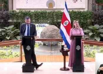 Presidenta de Costa Rica dice burlas de Rodrigo Chaves fueron “un error” que no fue “tan grave”