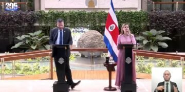 Presidenta de Costa Rica dice burlas de Rodrigo Chaves fueron “un error” que no fue “tan grave”