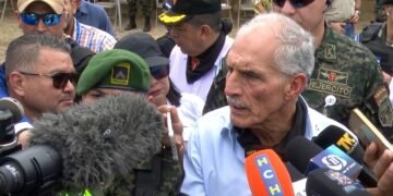 Presidente de Honduras pide mantener atención médica ante amenazas de paro