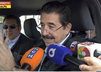 Expresidente hondureño Manuel Zelaya viaja en avión privado a México por una emergencia de salud