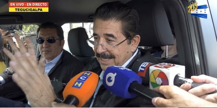 Expresidente hondureño Manuel Zelaya viaja en avión privado a México por una emergencia de salud