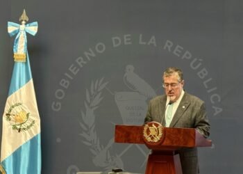 Presidente Arévalo urge aplicar ley de precios máximos ante alza de combustibles en Guatemala