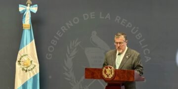 Presidente Arévalo urge aplicar ley de precios máximos ante alza de combustibles en Guatemala