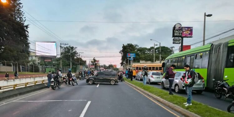 Guatemala enfrenta nuevo caos vial por bloqueos mientras empresarios exigen garantizar la movilidad