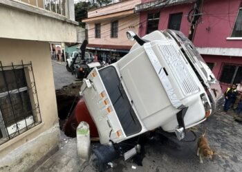 La tierra se traga un camión en Guatemala tras colapso de tuberías en Mixco