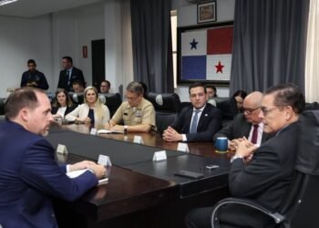 Embajador de EE UU destaca reunión de subsecretario de Guerra con autoridades de seguridad en Panamá