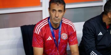 Costa Rica destituye a Fernando Batista como DT de la selección y Bryan Ruiz asume como técnico interino