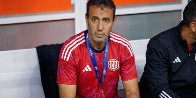 Costa Rica destituye a Fernando Batista como DT de la selección y Bryan Ruiz asume como técnico interino