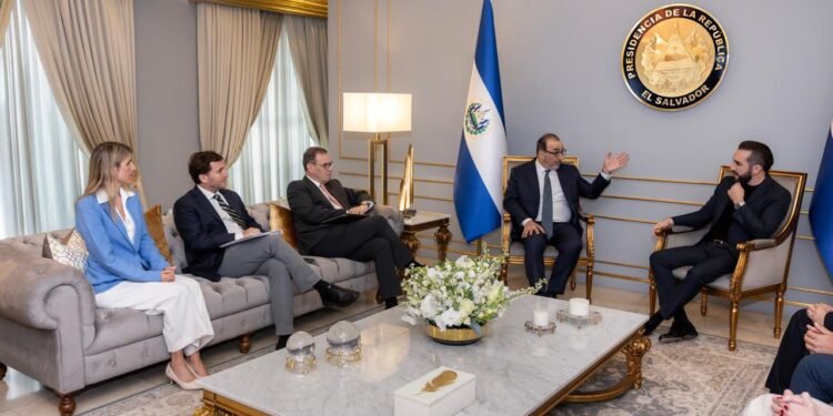 CAF prepara nuevas inversiones en El Salvador tras reunión de su presidente con Nayib Bukele
