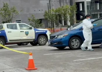 Hallan cadáver de joven maniatado dentro de un automóvil en Tegucigalpa