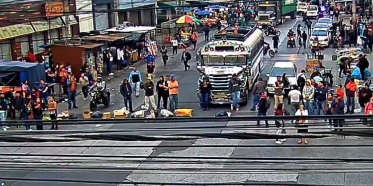 Guatemala cumple cinco días de bloqueos por protestas contra el alza de los combustibles