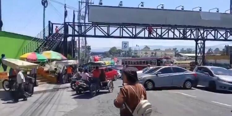 Tráfico se complica en Ciudad de Guatemala por marchas y cierres de calles