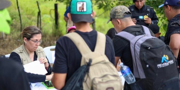 Guatemala detecta a 250 hondureños en tránsito migratorio y ordena salida a otros 100