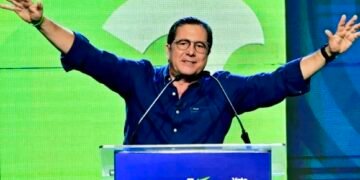 Expresidente panameño Martín Torrijos niega reuniones con el asilado exmandatario condenado Ricardo Martinelli