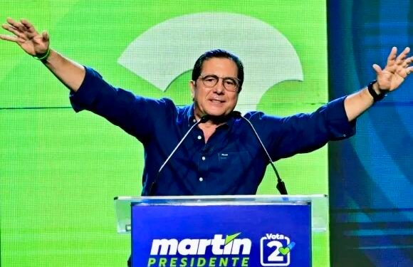 Expresidente panameño Martín Torrijos niega reuniones con el asilado exmandatario condenado Ricardo Martinelli