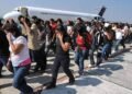 Denuncian que al menos 50 hondureños deportados de Estados Unidos habrían sido enviados a cárcel de El Salvador